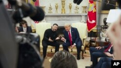 از راست به چپ، دونالد ترمپ، رییس جمهور ایالات متحده و ولادمیر زیلینسکی، رییس جمهور اوکراین