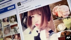 Halaman Facebook Doan Thi Huong, tersangka Vietnam dalam kematian saudara tiri pemimpin Korea Utara, Kim Jong-nam, ditampilkan pada layar komputer di Bangkok, Thailand, 22 Februari 2017. Sebuah foto Huong mengenakan sebuah "LOL" baju seperti penyerang telah diposting dengan nama Ruby Ruby. (AP Photo).