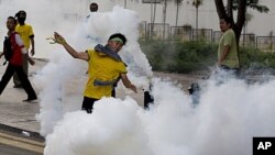 បាតុករ​ជាតិ​ម៉ាឡេស៊ី​ចោល​គ្រាប់​បែក​ផ្សែងនៅ​ទីក្រុង​កូឡា ឡាំពួ​ ម៉ាឡេស៊ី​ ថ្ងៃ​ទី​២៨ ខែ​មេសា​ ឆ្នាំ២០១២។