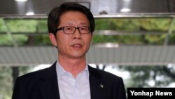 류길재 한국 통일부 장관이 12일 남북당국회담 무산 대책 회의 참석차 서울 남북회담본부에 도착해 기자의 질문에 답하고 있다.