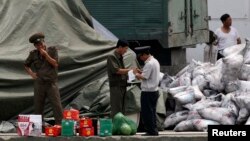 북한 신위주에서 군인들이 중국으로 부터 들여온 비료를 검사하고 있다. (자료사진)