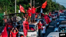 ក្រុម​អ្នក​គាំទ្រ​​គណបក្ស​សម្ព័ន្ធជាតិ​ដើម្បី​លទ្ធិប្រជាធិបតេយ្យ (NLD) អបអរ​សាទរ​ជ័យជម្នះ​របស់​អ្នកស្រី អង់សាន ស៊ូជី និង​គណបក្ស​កាន់​អំណាច NLD ដែល​ឈ្នះ​ឆ្នោត​សម្រាប់​អាណត្តិទីពីរ។ 