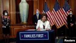 낸시 펠로시 미 하원의장이 23일 신종 코로나바이러스 감염증(COVID-19) 대응을 위해 편성된 4천 484억 달러 규모의추가 예산 법안에 서명하고 있다. 
