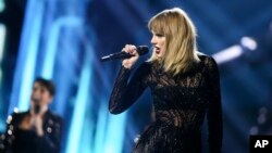 Taylor Swift donne un spectacke sur DIRECTV NOW au Club Nomadic à Houston, Texas, le 4 février 2017.