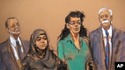 នៅ​ក្នុង​គំនូរ​ក្នុង​បន្ទប់​សវនការ​ ជន​ជាប់​ចោទ​ Noelle Veletzas (រូប​កណ្តល​ឆ្វេង) និង​ Asia Siddiqui បង្ហាញ​ខ្លួន​នៅ​តុលាការ​សហព័ន្ធ​ជាមួយ​នឹង​មេធាវី​របស់​ពួកគេ​ កាលពី​ថ្ងៃទី២ ខែមេសា ឆ្នាំ២០១៥។