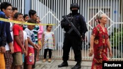 រូបឯកសារ៖ ប៉ូលិសបង្ក្រាបភេរវកម្មឈរយាមកាមនៅក្នុងអំឡុងពេលចូលឆែកឆេរផ្ទះជនសង្ស័យក្នុងករណីបំផ្ទុះគ្រាប់បែកអត្តឃាត នៅទីក្រុង Surabaya ប្រទេសឥណ្ឌូនេស៊ី កាលពីថ្ងៃទី១៥ ខែឧសភា ឆ្នាំ២០១៨។