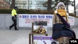Monumen Perdamaian (Peace Monument) yang melambangkan perbudakan seks jaman Perang Dunia II oleh tentara Jepang, didirikan di depan Kedutaan Jepang di Seoul (16/12).