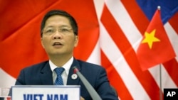 លោក​រដ្ឋ​មន្ត្រី​ពាណិជ្ជកម្ម Tran Tuan Anh ថ្លែង​ក្នុង​សន្និសីទ​កាសែត​មួយ​នៅ​ក្នុង​កិច្ចប្រជុំ​សហប្រតិបត្តិការ​សេដ្ឋកិច្ច​ប៉ាស៊ីហ្វិក នៅ​ក្នុង​ក្រុង Danang ប្រទេស​វៀតណាម កាលពី​ថ្ងៃទី១១ ខែវិច្ឆិកា ឆ្នាំ២០១៧។