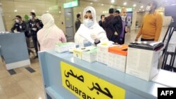 Contrôle des températures des voyageurs entrants à l'aéroport international du Caire le 1er février 2020.