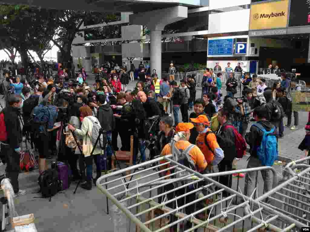 高等法院执达主任在金钟中信大厦展开清理障碍物行动（美国之音海彦拍摄）