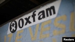 ស្លាក​សញ្ញា​អង្គការ Oxfam ត្រូវ​បាន​គេ​ដាក់​នៅ​លើ​ម៉ាស៊ីន​មួយ​ដែល​ប្រើប្រាស់​ដើម្បី​ចែកចាយ​ទឹក​នៅ​ក្នុង​ក្រុង Corail ប្រទេស​ហៃទី កាលពី​ថ្ងៃទី១៧ ខែកុម្ភៈ ឆ្នាំ២០១៨។