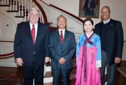 ពី​ឆ្វេង​ទៅ​ស្តាំ៖ អភិបាល​រដ្ឋ​ Maryland (ម៉ារីលែនដ៍) លោក Larry Hogan លោក ទន់ សុវណ្ណ និង​លោកស្រី យុមី ហូហ្កាន ភរិយា​របស់​លោក​អភិបាលរដ្ឋ​លោក Hogan។ រូបថត​នេះ ថត​នៅ​ឆ្នាំ ២០១៥ នៅ​គេហដ្ឋាន​របស់​លោក​អភិបាល​រដ្ឋ ដែល​លោក​ស្នាក់​នៅក្នុង​ពេល​លោក​កាន់​តំណែង​ជា​អភិបាល​រដ្ឋ។ (រូបថត៖ ទន់ សុវណ្ណ)