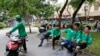 Pengemudi GrabBike beristirahat di sebuah taman di Hanoi, Vietnam, 21Juni 2017. 