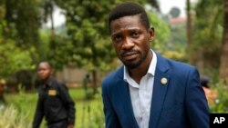 រូបឯកសារ៖ មេដឹកនាំបក្ស​ប្រឆាំង​លោក Robert Kyagulanyi ដែល​ត្រូវបាន​គេស្គាល់​ថា Bobi Wine ដើរ​ទៅ​គេហដ្ឋាន​របស់​លោក​វិញ បន្ទាប់ពី​បាន​ធ្វើ​សន្និសីទ​កាសែត​នៅ​ខាងក្រៅ​ទីក្រុង​កំប៉ាឡា ប្រទេស​អ៊ូហ្គាន់ដា នៅ​ថ្ងៃទី១៥ ខែមករា ឆ្នាំ២០២១ មួយថ្ងៃ​បន្ទាប់ពី​ពលរដ្ឋ​អ៊ូហ្គាន់ដា បាន​ទៅ​បោះឆ្នោត។