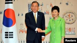 박근혜 한국 대통령(왼쪽)이 23일 청와대에서 방한 중인 반기문 유엔 사무총장을 접견하고 DMZ 세계평화공원 조성 방안에 대해 논의했다.