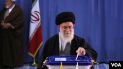 Ayatollah Ali Khamenei saat memberikan suara dalam pemilu parlemen Iran di Teheran (3/3). Kelompok konservatif pendukung Khamenei memenangkan pemilu Iran.