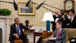 بارک اوباما رئیس جمهور و داکتر توماس فریدن رئیس مرکز کنترول و وقایۀ امراض ایالات متحده