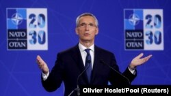 Sekjen NATO Jens Stoltenberg memberikan konferensi pers pada KTT NATO di Brussel, Belgia, Senin (14/6).