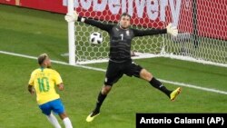 Golman Srbije Vladimir Stojković zaustavlja šut Nejmara na stadionu u Moskvi (Foto: AP/Antonio Calanni) 