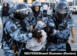 Policija hapsi učesnika protesnog skupa u Moskvi, Rusija