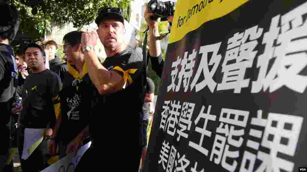 也有非华人的支持者（美国之音国符拍摄）