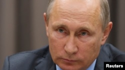 Russian President Vladimir Putin listens to German Vice Chancellor and Economy Minister Sigmar Gabriel during their meeting at the Novo-Ogaryovo residence outside Moscow, Russia, Sept. 21, 2016. 