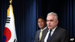 韩国国家安保室第一次长（副主任）金泰孝和美国国家安全委员会印太事务协调员库尔特·坎贝尔（Kurt Campbell，右）2023年7月18日共同见记者。（美联社）