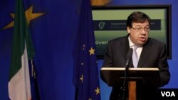 Perdana Menteri Irlandia, Brian Cowen bicara kepada media hari Minggu, setelah negaranya resmi meminta bantuan kepada UE dan IMF.