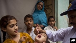 Pokistonda bolalar poliomiyelitga qarshi emlanmoqda, Ravalpindi, 6-may, 2014-yil.