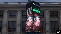 Một màn hình gần viện Bảo tàng Năng lượng tại Vilnius, Litva cho biết vào ngày 8 tháng 2, các quốc gia vùng Baltic sẽ ngắt kết nối khỏi lưới điện của Nga để đồng bộ hóa với Lục địa Châu Âu, ngày 4/2/2025. (Ảnh AP/Mindaugas Kulbis) 