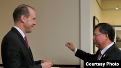 桃园市长郑文灿2019年3月4日在华盛顿与美国国务院代理副助卿史墨客会面 (美国在台协会脸书官网）