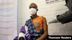 Arhiva - Dobrovoljac prima vakcinu tokom prvog kliničkog ispitivanja vakcine na ljudima, u Sovetu, 13. avgusta 2020.