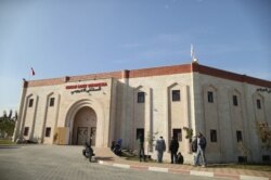 Orang-orang berdiri di luar Rumah Sakit Indonesia di Jalur Gaza utara, 4 Januari 2016. (Foto: REUTERS/Mohammed Salem)