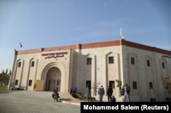 Orang-orang berdiri di luar Rumah Sakit Indonesia di Jalur Gaza utara, 4 Januari 2016. (Foto: REUTERS/Mohammed Salem)