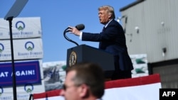 ប្រធានាធិបតី​សហរដ្ឋ​អាមេរិក​លោកដូណាល់ ត្រាំ ថ្លែង​នៅ​ខាងក្រៅ​អគារ Mariotti នៅទី​ក្រុង Old Forge រដ្ឋ Pennsylvania កាលពី​ថ្ងៃទី​២០ ខែសីហា ឆ្នាំ២០២០។ 