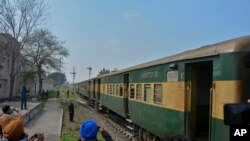 Kereta Samjhauta Express tiba di Attari, India, Senin, 4 Maret 2019.