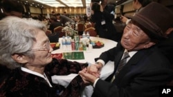 Warga Korsel Kim Bock-rack (kanan) bertemu saudara perempuannya warga Korut, Kim Jeon Soon dalam acara reuni keluarga di Gunung Kumgang, Selasa (20/10).