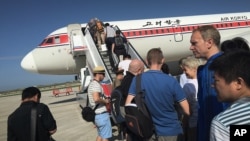 북한 평양공항에서 외국인 승객들이 고려항공 여객기에 탑승하고 있다. (자료사진)