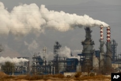 Asap dan uap mengepul dari pabrik pengolahan batu bara di Hejin di Provinsi Shanxi, China tengah. (Foto: AP)