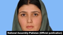 عایشه گلالی، عضو حزب تحریک انصاف گفته است که از عضویت آن حزب کنار می رود.