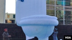 PBB memasang balon raksasa berbentuk toilet di luar markas PBB di New York hari Rabu (19/11).
