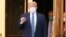 Rais wa Marekani Donald Trump punde tu baada ya kutoka kwa hospitali ya Walter Reed mjini Bethesda, Maryland Jumatatu jioni. Oktoba 5, 2020.