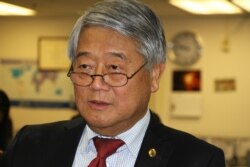 រូបឯកសារ៖ លោក ហុង លីម សមាជិក​សភា​រដ្ឋ Victoria នៃ​ប្រទេស​អូស្ត្រាលី មាន​វត្តមាន​នៅ​ទីស្នាក់ការ​វីអូអេ នៅ​រដ្ឋធានី​វ៉ាស៊ីនតោន កាលពីថ្ងៃទី៥ ខែ​តុលា ឆ្នាំ២០១៧។ (ទែន សុខស្រីនិត/VOA)