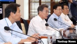 문재인 한국 대통령이 25일 오후 청와대 여민관에서 수석보좌관회의를 주재하고 있다.