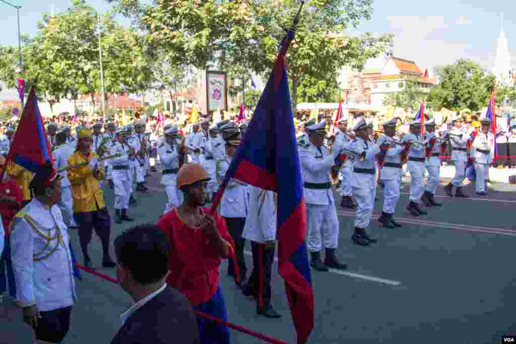 ក្រុម​ភ្លេង​ដើរ​មុខ​ក្នុង​ព្រះ​រាជ​ពិធី​ដង្ហែ​ព្រះ​រាជ​គោរមងារ​កិត្តិយស​ &quot;ព្រះស្រីលោកធម្មិករាជ&quot; ថ្វាយ​ព្រះ​មហាក្សត្រ​សម្ដេច​ព្រះ​បរម​នាថ​ នរោត្ដម​ សីហមុនី​ នា​ព្រឹក​ថ្ងៃ​ទី​៣​ មិថុនា​ ២០១៥​​ ។