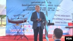 លោក រស់ សុដ្ឋា នាយក​ប្រតិបត្តិ​នៃ​អង្គការ​សម្ព័ន្ធភាព​ការពារ​សិទ្ធិ​មនុស្ស​ហៅ​កាត់ថា CHRAC ថ្លែង​សារ​ក្នុង​ទិវា​សិទ្ធិ​មនុស្ស​អន្តរជាតិ​១០ឆ្នូ លើក​ទី៧៣ នៅ​ទីលាន​ប្រជាធិបតេយ្យ ក្នុង​រាជធានី​ភ្នំពេញ នៅ​ថ្ងៃទី១០ ខែធ្នូ ឆ្នាំ២០២១។ (លាស់ លីបលីប/វីអូអេ)