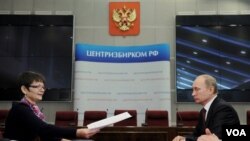 Perdana Menteri Vladimir Putin (kanan) secara resmi mendaftarkan diri sebagai calon presiden Rusia untuk Pemilu Maret 2012 di Pusat Pemilu Rusia, Moskow (7/12).