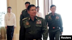 រូប​ឯកសារ៖ អគ្គមេបញ្ជាការ​យោធា​មីយ៉ាន់ម៉ា លោក Min Aung Hlaing បាន​ទៅ​ដល់​វិមាន​ប្រធានាធិបតី​នៅ​ទីក្រុង​ណៃពិដោរ​នៃ​ប្រទេស​មីយ៉ាន់ម៉ា កាលពី​ថ្ងៃទី៣០ ខែមីនា ឆ្នាំ២០១៨។