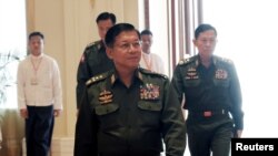 Le commandant en chef de la Birmanie (Myanmar), le général Min Aung Hlaing, arrive au palais présidentiel de Naypyitaw, au Myanmar, le 30 mars 2018. (REUTERS / Sai Zaw)
