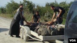 2008 წლის აგვისტო: სასულიერო პირებს, საომარი ველიდან, ქართველი ჯარისკაცების ცხედრები გამოაქვთ